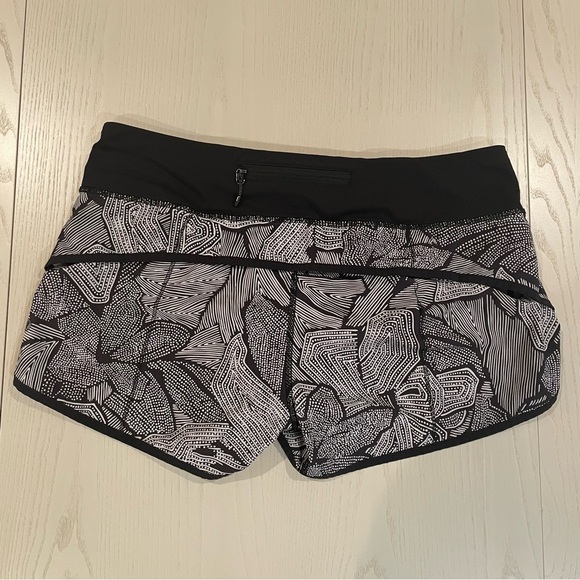 Lululemon Speed Short W7A19S (Dottie Tribe White Black / Black) - Size 8 - Picture 4 of 7
